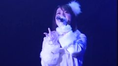 泣きながら微笑んで