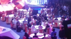 中间入座嘉宾席