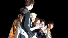 鹿晗拿到曼联风格的应援手幅