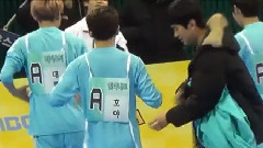 踢足球
