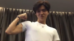 鹿晗工作室微博更新:鹿boss撕掉名牌的秘密~(奔狍小剧场)