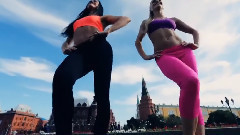 Спортни и Секси (Фитнес) Момичета Танцуват Яко