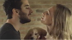 Le Hace Falta un Beso