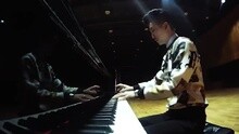 随着生活的伤痛一首歌 现场版
