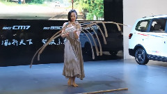 一根羽毛的重量车展上平衡大师的逆天表演