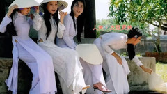 一件是旗袍,另一件竟在越南