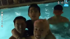 我们在游泳哦