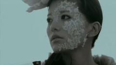 风に向かう花