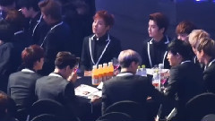 开勋被溅到饮料后