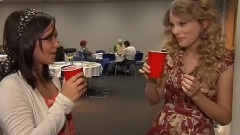 Taylor Swift - Make A Smoothie & Learn How To Use The Jucier