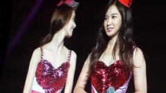 俞利讲话时,允儿Jessica麦克风捣乱