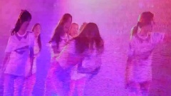 秀英模仿弹电吉他