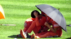 小伞下的世勋 & 绵妈