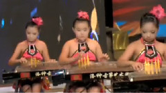 采蘑菇的小姑娘
