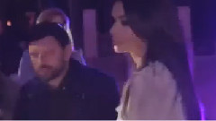 Pilnowała, by bluzka nie odsłoniła za dużo, ale ona i tak wciąż się rozchylała