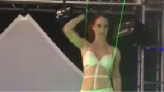 女孩玩激光枪