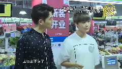 花絮:李宇春买菜遇老乡狂飙乡音 与粉丝电话嗨歌温馨甜蜜