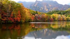 日本户隐镜池的红叶美景