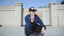 张艺兴 - 张艺兴铁门前即兴跳舞