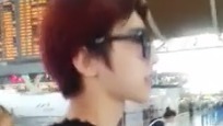 坤坤机场暖心问候粉丝