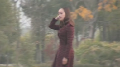 抱着自己哭