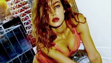 Gigi Hadid - Gigi Hadid《LOVE》杂志圣诞月日历小短片