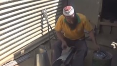 国外大叔纯手工打造金属桶