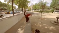 外国小哥 遇到花坛不绕 跳过去