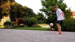 国外帅哥展示足球技巧