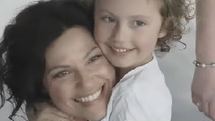 被蒙住眼睛的孩子可以找到妈妈