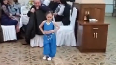 Маленькая принцесса танцует под индийскую музыку Arevik - 5 лет