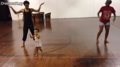 Двухлетняя дочка учит танцевать родителей