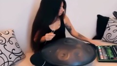 美女用新的乐器玩新的玩法