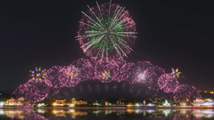 富士山下的大型烟花表演秀