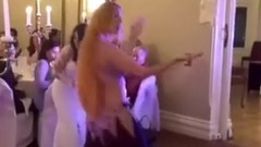 老外婚宴上表演肚皮舞