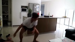 假装酒精中毒晕倒 整蛊哥哥