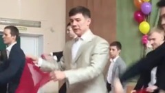 11 класс танцует для учителей