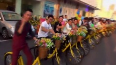 结婚骑单车去迎亲