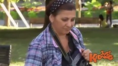 The little girl found passers-by to help her photograph