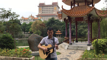  - 美丽的校园里，学生用吉他弹奏中国风，祥和好听
