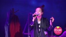 郑秀文露美腿开唱 慵懒嗓音让粉丝恋爱