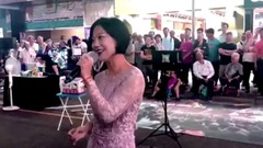 下岗 女工在街头演唱