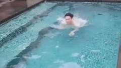 戳戳泳池小可爱张艺兴