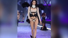 性感睡袍演极致诱惑!金小妹参加维密内衣秀