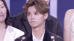 鹿晗 芭莎慈善夜直播 大合照片段