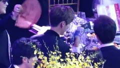 芭莎慈善夜 鹿晗 大合影结束回到座位热得扇扇风