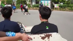 三个男孩子一起开车,这车速⋯⋯