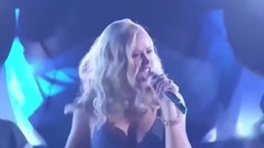 未受丑闻影响!尼克杨女友登台表演火辣蛮腰