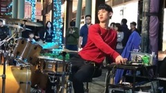 街头架子鼓演奏<甜甜的>