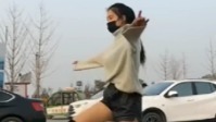 美女翩翩起舞